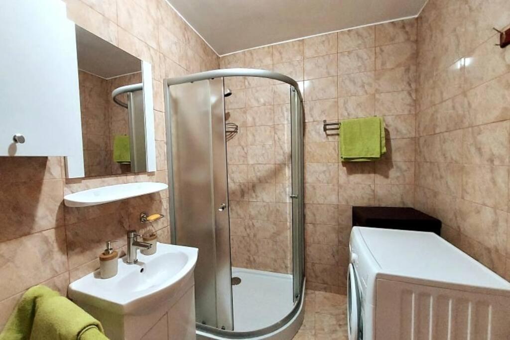 Spacious Flat, With Free Parking & Air Conditioning Floreşti Exteriér fotografie